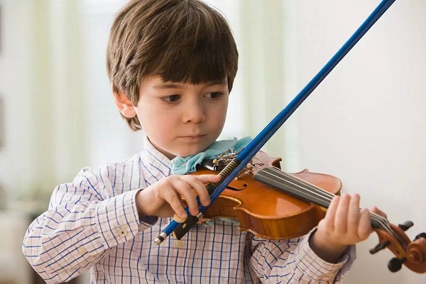 正确的小提琴的持弓方法是什么