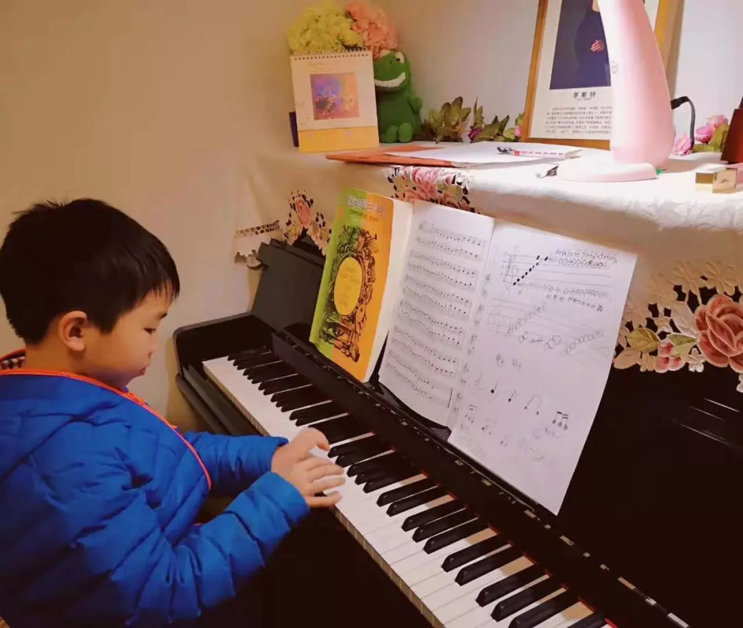 小孩子学习钢琴有什么好处呢?